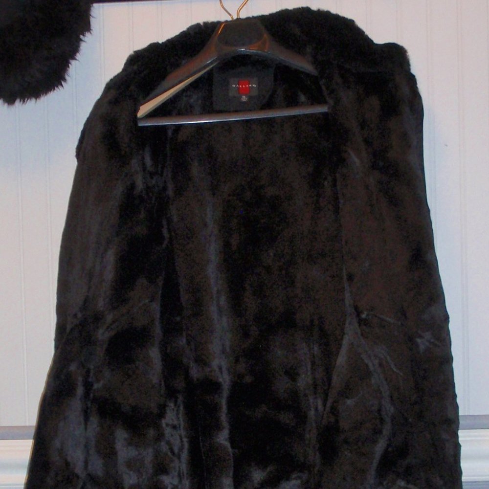 Free Shipping  long  coat very warm  a size X-Large no hat